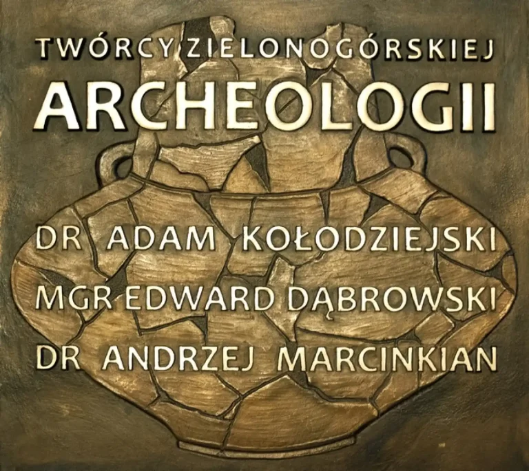 Tablica pamiątkowa przed gmachem MZL